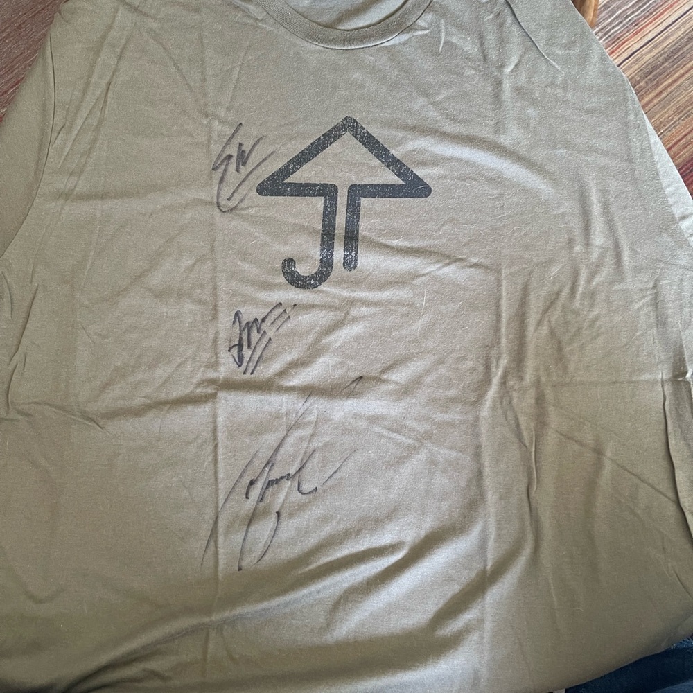 Sick Puppies Connect Tour t-shirt SIGNED by all 3 members of band. Size 2xl